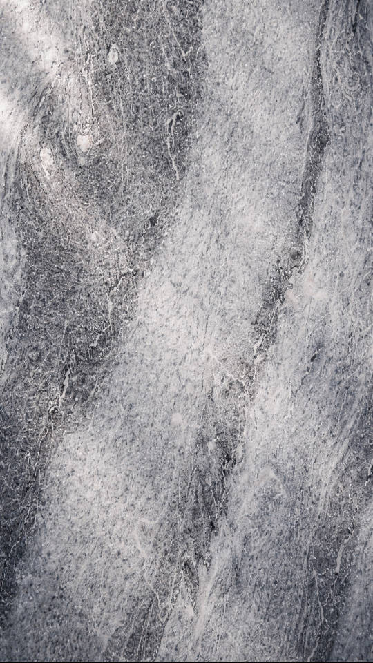 Marbre naturel aux veines élégantes et structure lumineuse.